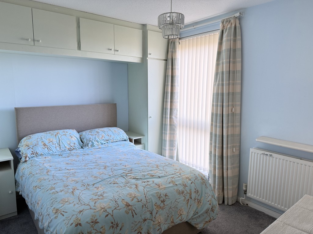 Lot: 131 - WELL PRESENTED GROUND FLOOR FLAT WITH SEA VIEWS - Bedroom with built in storage